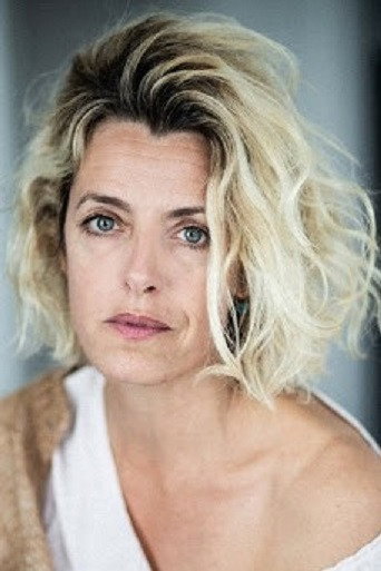Aurélie Boquien as La mère in La famille Millevoies