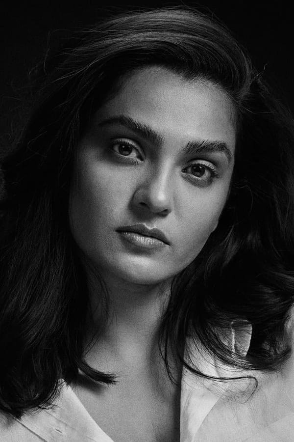 Parvathy Thiruvothu as Bharathi in Puzhu