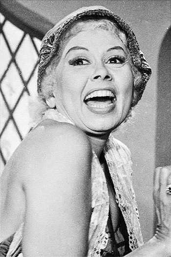 Dercy Gonçalves as Dulcinéa in Dulcinéa Vai à Guerra