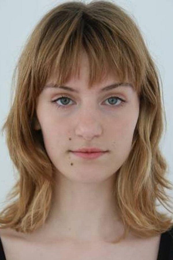 Vivelill Søgaard Holm as Liv in Elves