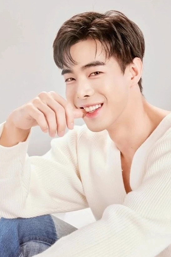 Willie Arawill Jartonk as Petch in Cinderella Boys