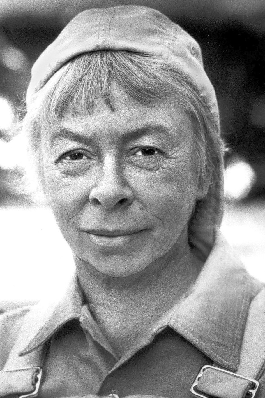 Mary Grace Canfield as Amanda Allison in The Hathaways