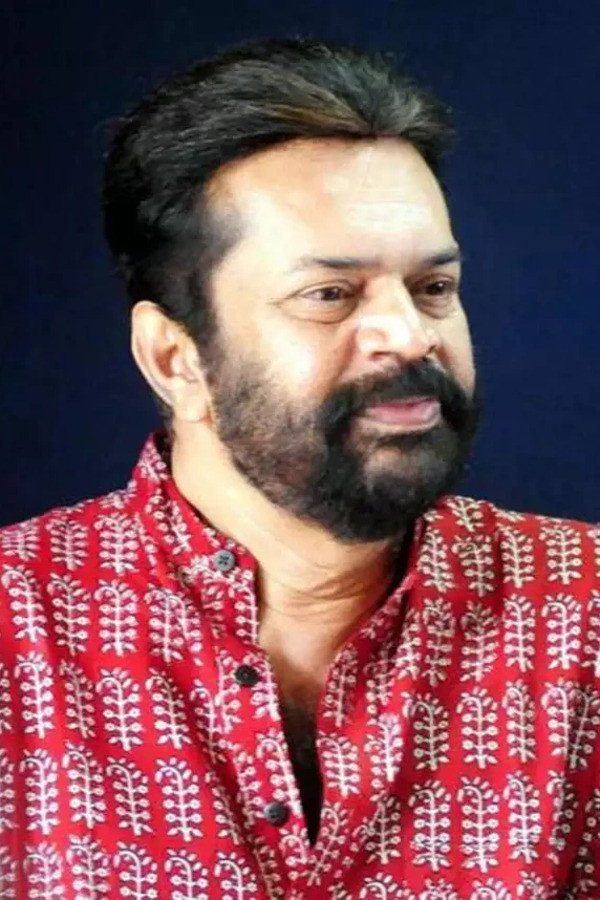 Ravi Vallathol as Razzaq in Mathilukal