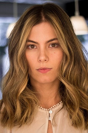 Bruna Hamu as Suzana in Estação Rock