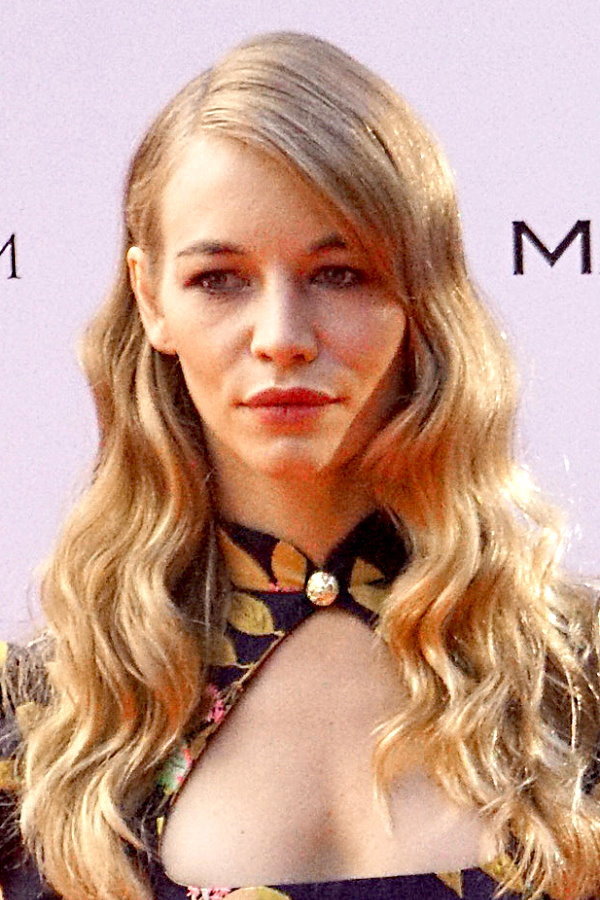 Светлана Устинова as Galya in Buy Me