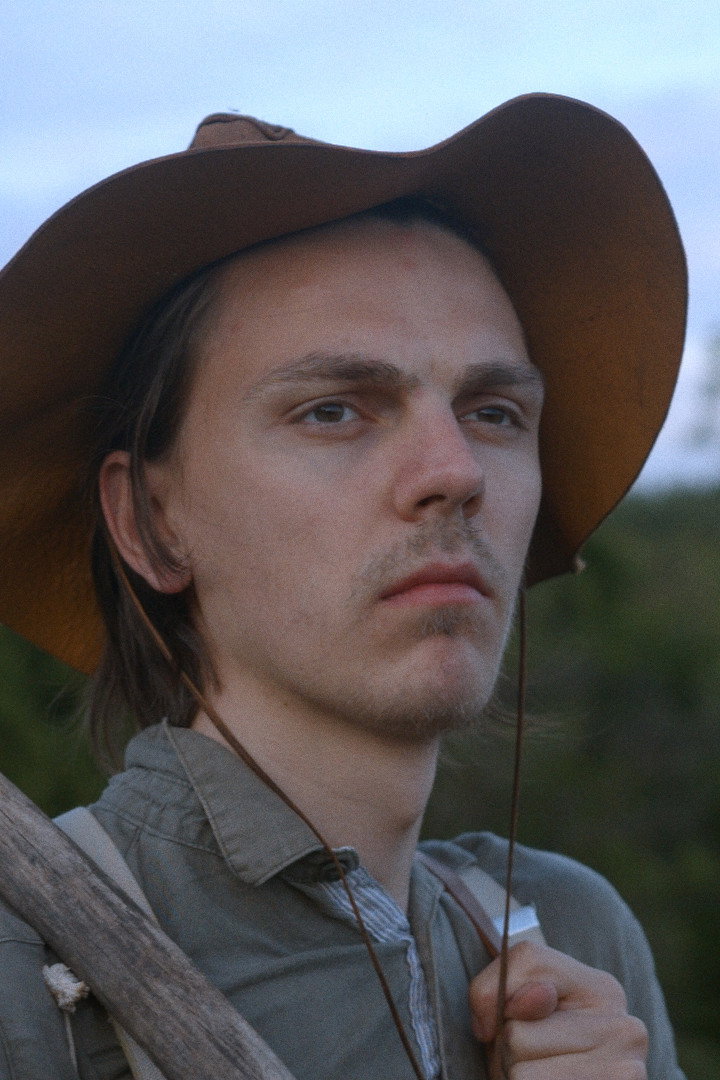 Antonio Penco as The young prospector/Young man in The Stream