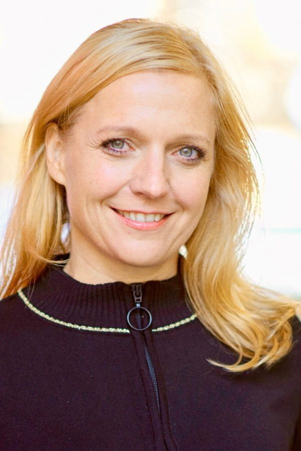 Lucia Schlör as Karin Jäger in Village People - Tod aus dem All
