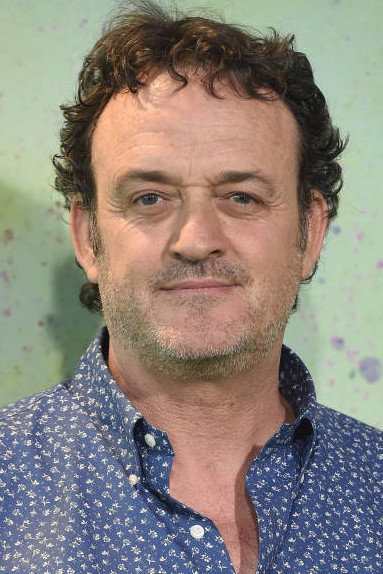 César Vea as León in Los simuladores