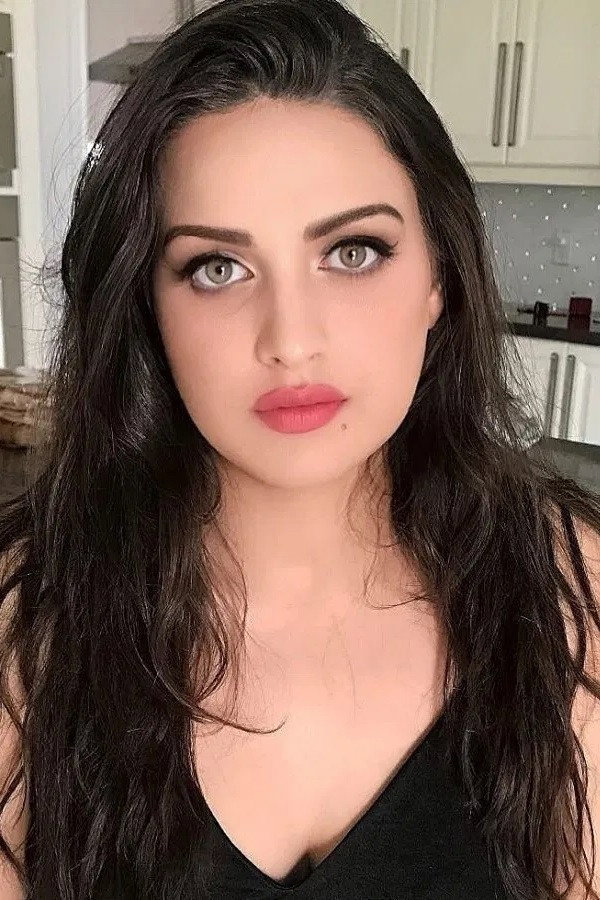 Himanshi Khurana as Surjeet Kaur in Shava Ni Girdhari Lal