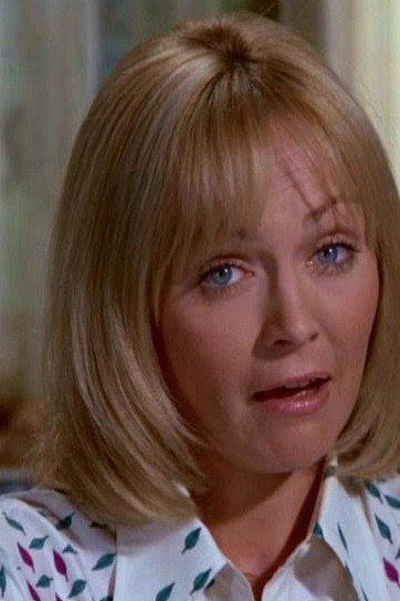 Linda Foster as Doris Royal in Hank