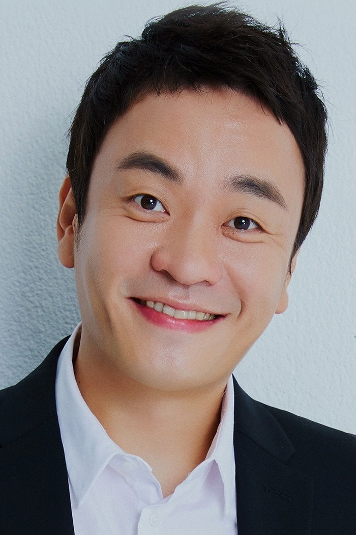 이성욱 as Detective Suh in The Missing Woman