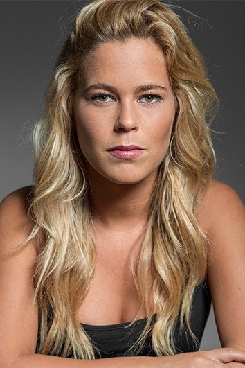 Inês Aires Pereira as Maria in Kuru