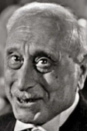 Ernesto Almirante as Dottore Fortuna, the Photonovel's Director in The White Sheik