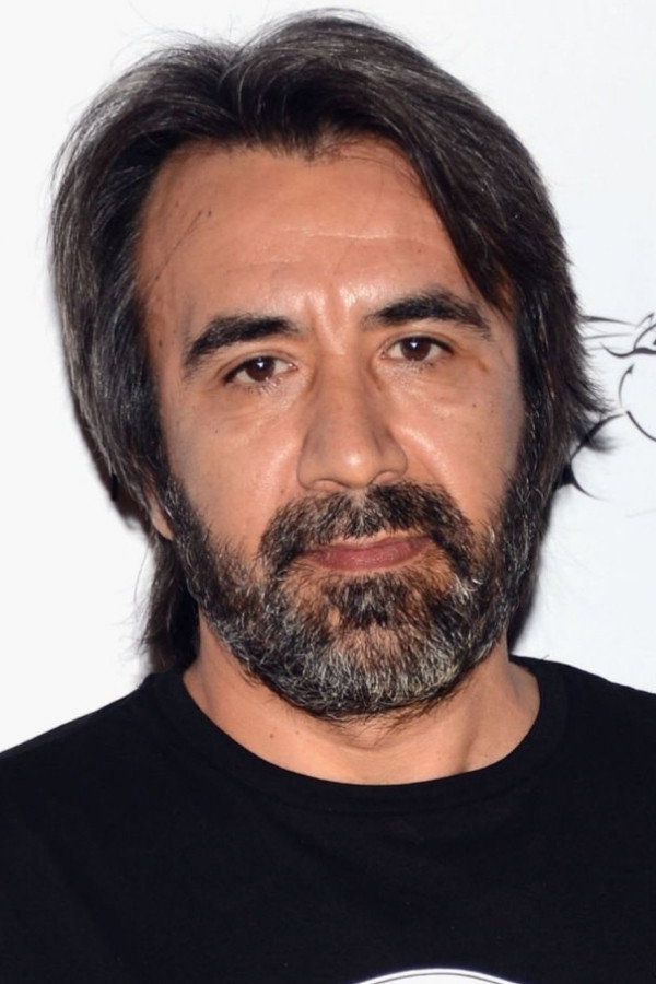 Zeki Demirkubuz as Remzi in Saygılar Bizden