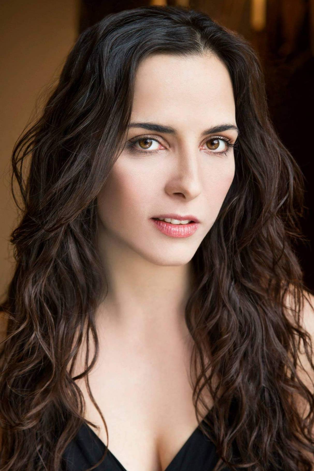 Marisa Román as Voz Madre in Más allá del viaje