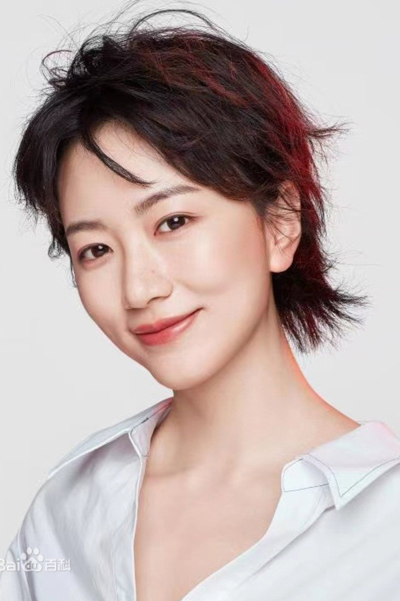 Lin Zixuan as 闻溪 in 新婚慢熟