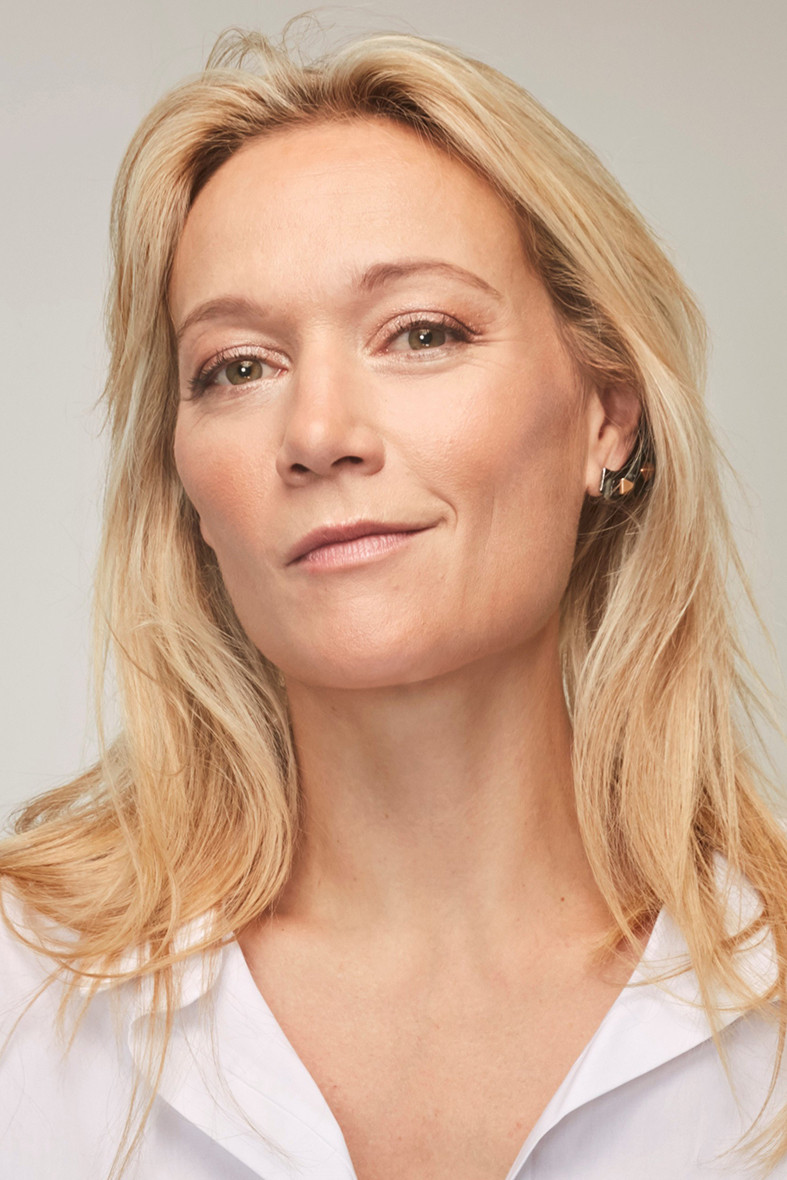 Caroline Vigneaux as Julia in Full Speed