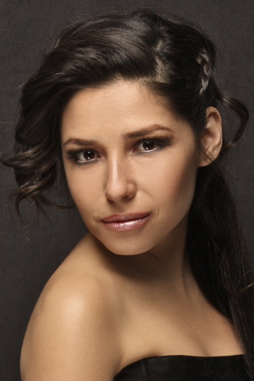 Dayana Amigo as Titi Larraín in Casado con hijos