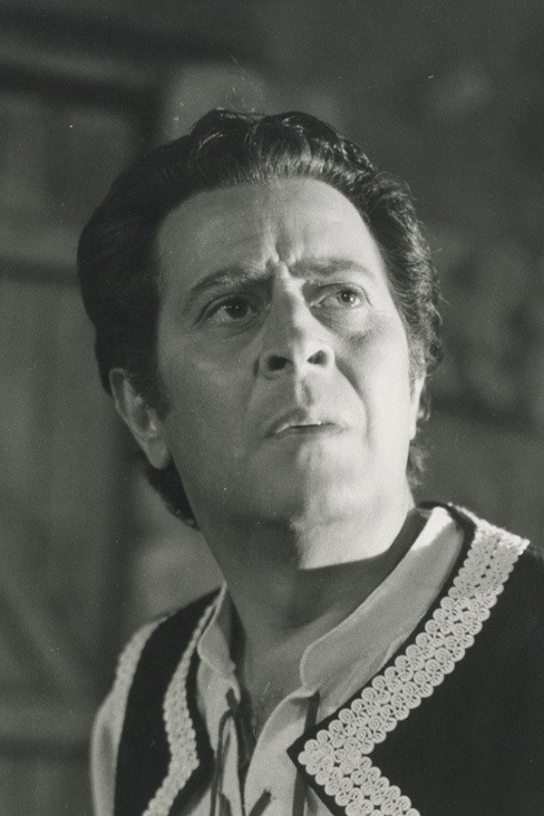 Νίκος Καζής as James Pery in Dollars and Dreams
