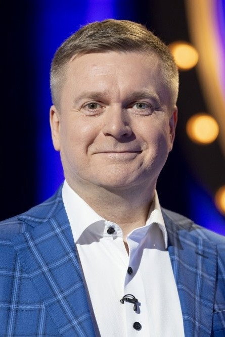 Kristjan Jõekalda as Self - Taskmaster in Taskmaster - kuninga käsul