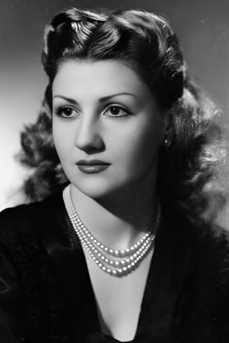 Carlota Bilbao as Isabel in Fail in Communism