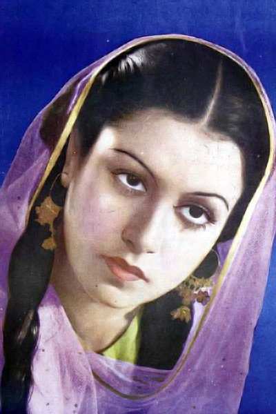 Veena as Maharani in 5 Rifles