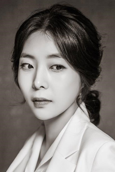 Shin Yu-ju as Entertainer 3 in Portrait of a Beauty