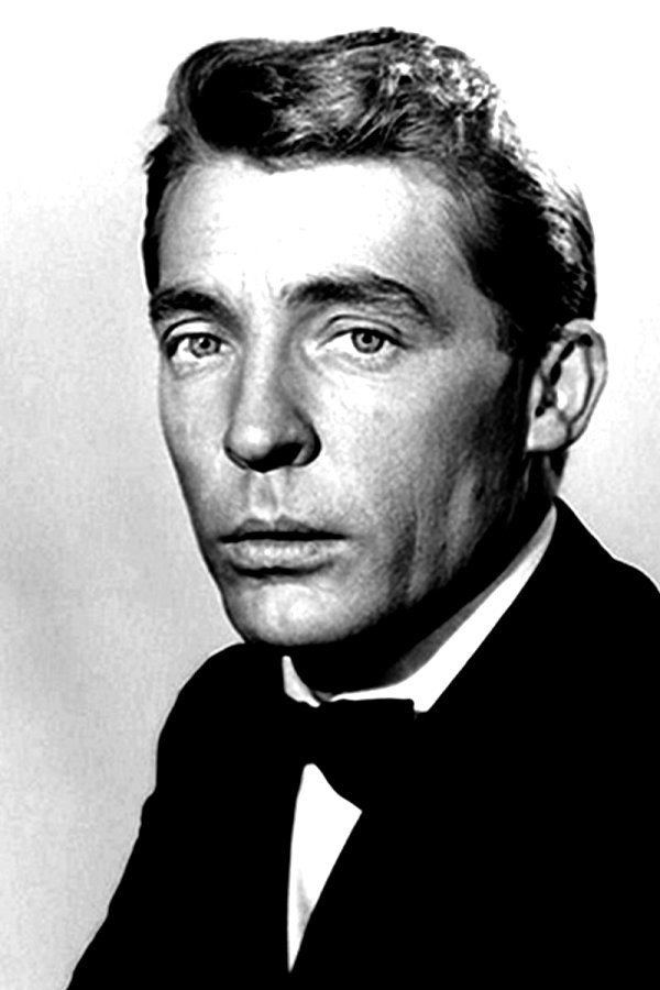 Georges Rivière as Alan Foster in Castle of Blood