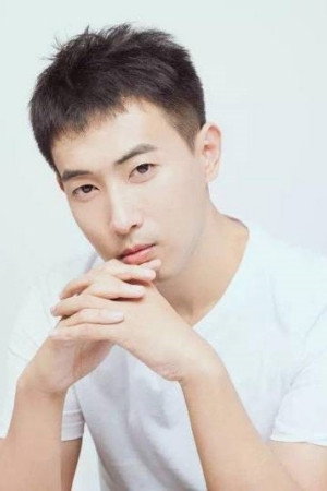 戴超行 as Lu Jinnian (voice) in National Husband Bring Home
