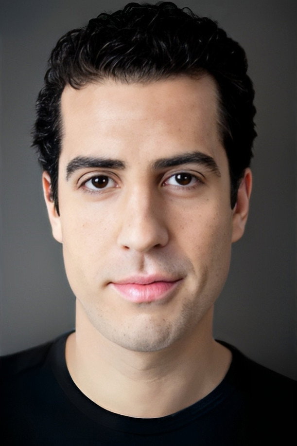 Ali Yoğurtçuoğlu as Selçuk in Crooked Business