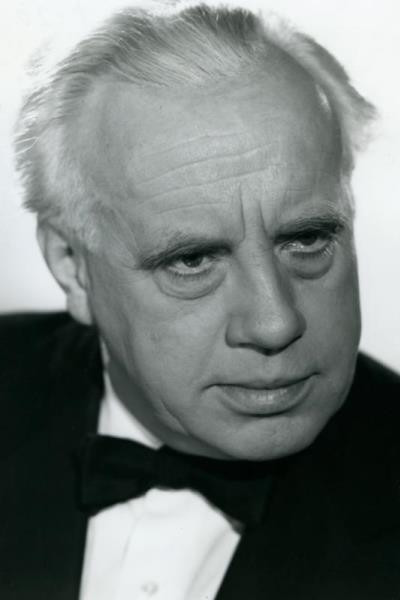 Asbjørn Andersen as Kaptajn in Sikken en nat