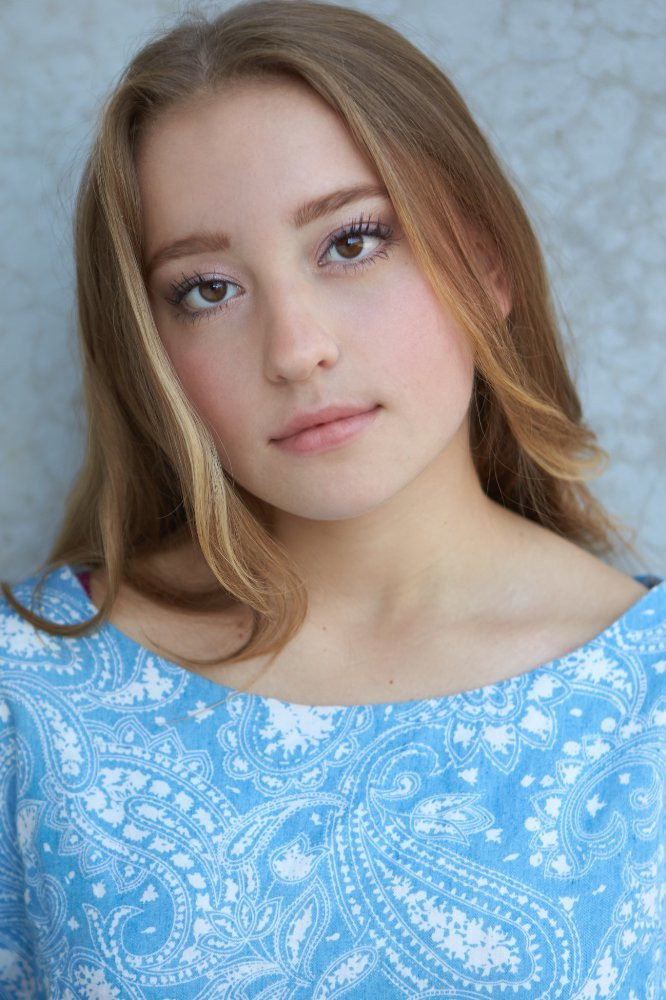 Fantine Banulski as Robyn in Tomorrow When the War Began