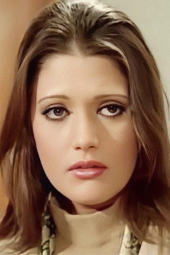 شمس البارودي as Hanaa in A Woman With a Bad Reputation
