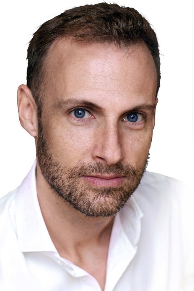Flannan Obé as un chanteur in A Love to Hide