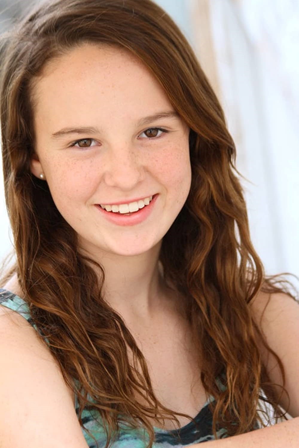 Alexandra Gold Jourden as Alice in Welcome