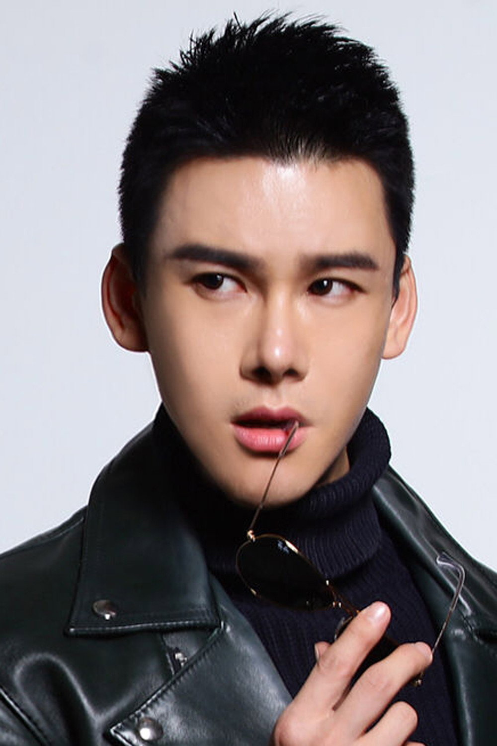 Ding Huiyu as 莫凡、王源 in Who in the Pool