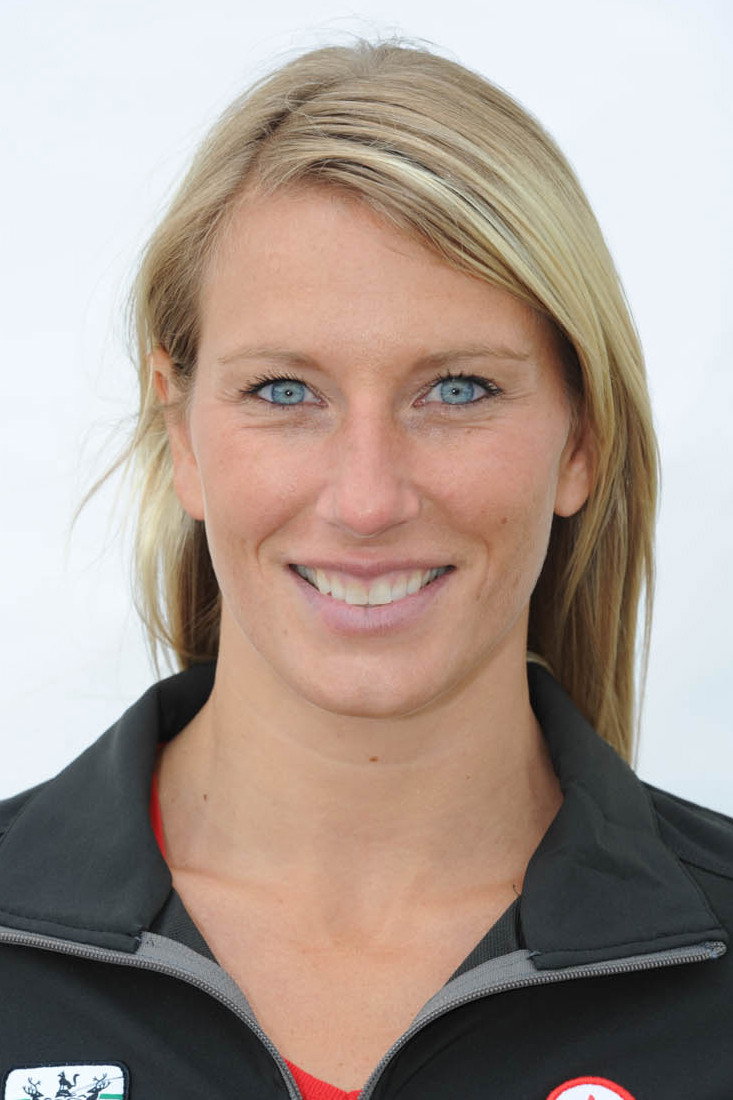 Émilie Heymans as Self - Trainer in Le grand saut