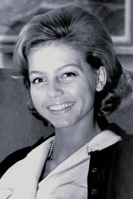 Louise Edlind as Gunilla Holmen in Dødelig kjemi
