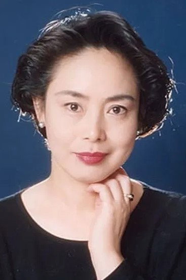 左時枝 as Yoko Otsuka in The Island Teacher