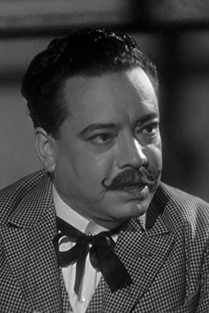 Ernesto Finance as Licenciado / notario in El bombero atómico