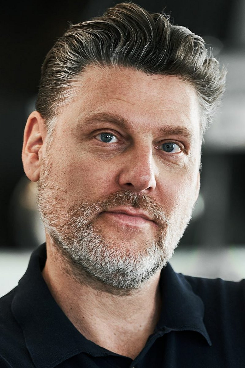 Timm Vladimir as Jim in Danes Without a Clue