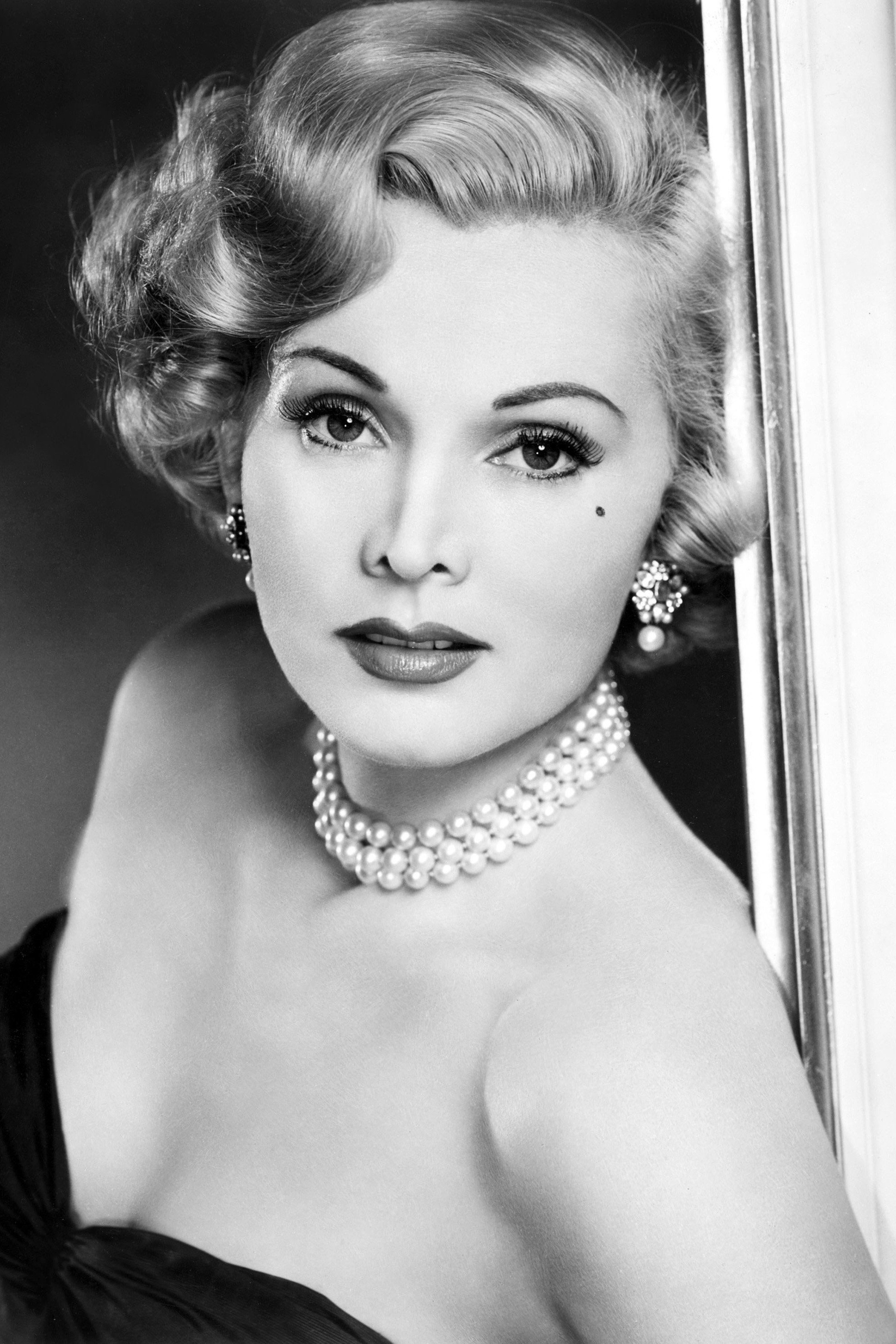 Zsa Zsa Gabor as Blossom (voice) in Happily Ever After