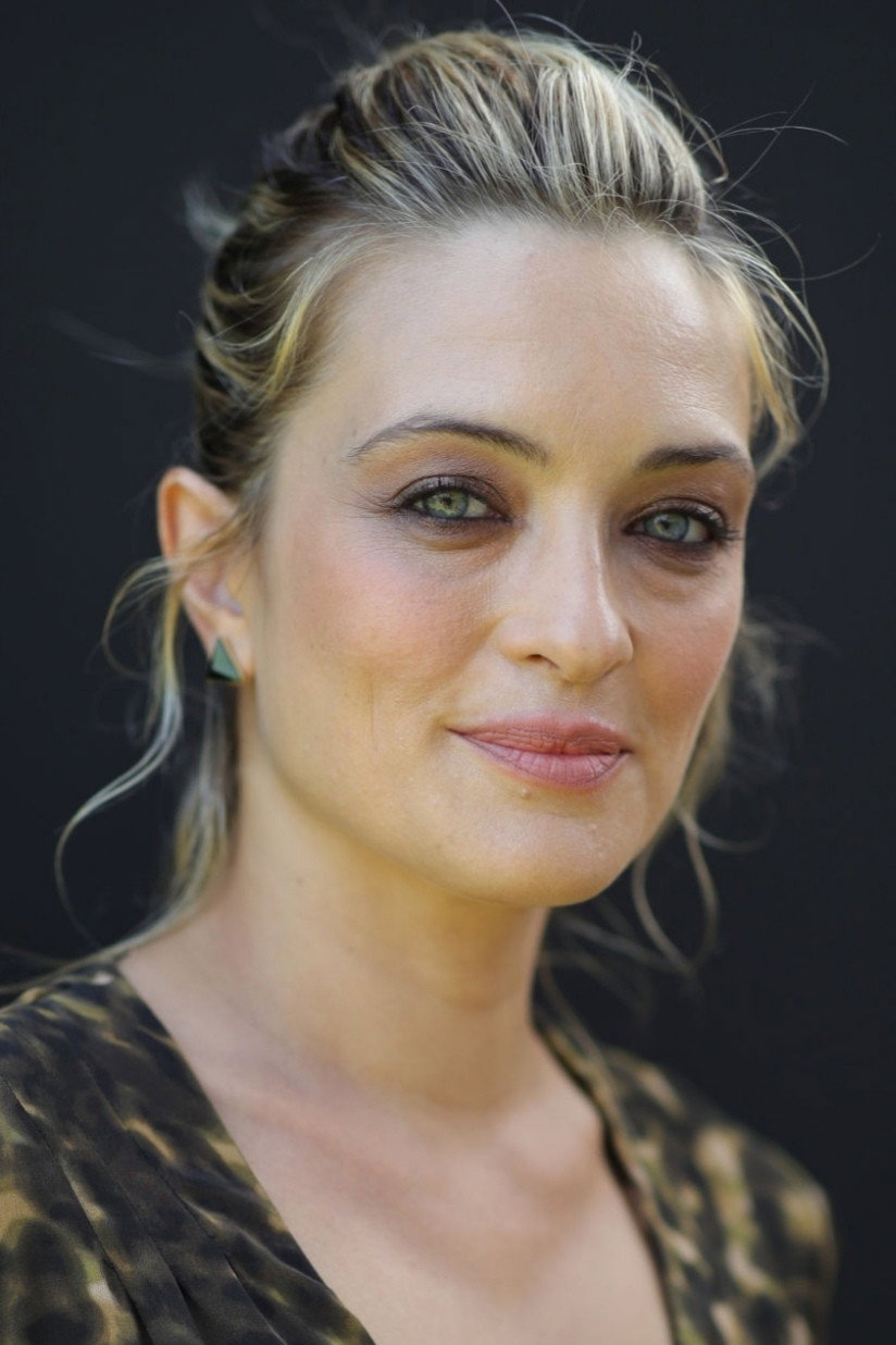 Carolina Crescentini as Emma in Un cane per due