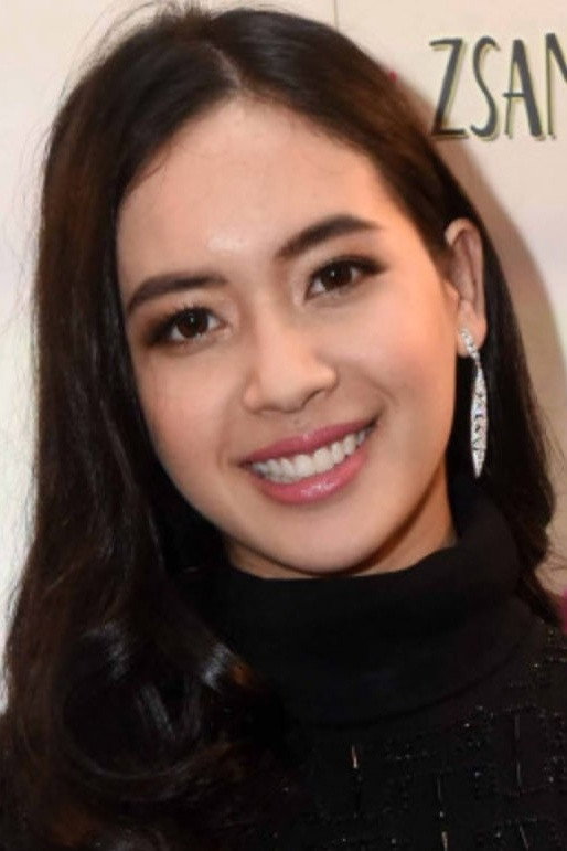 Elvira Devinamira as Vina in Single