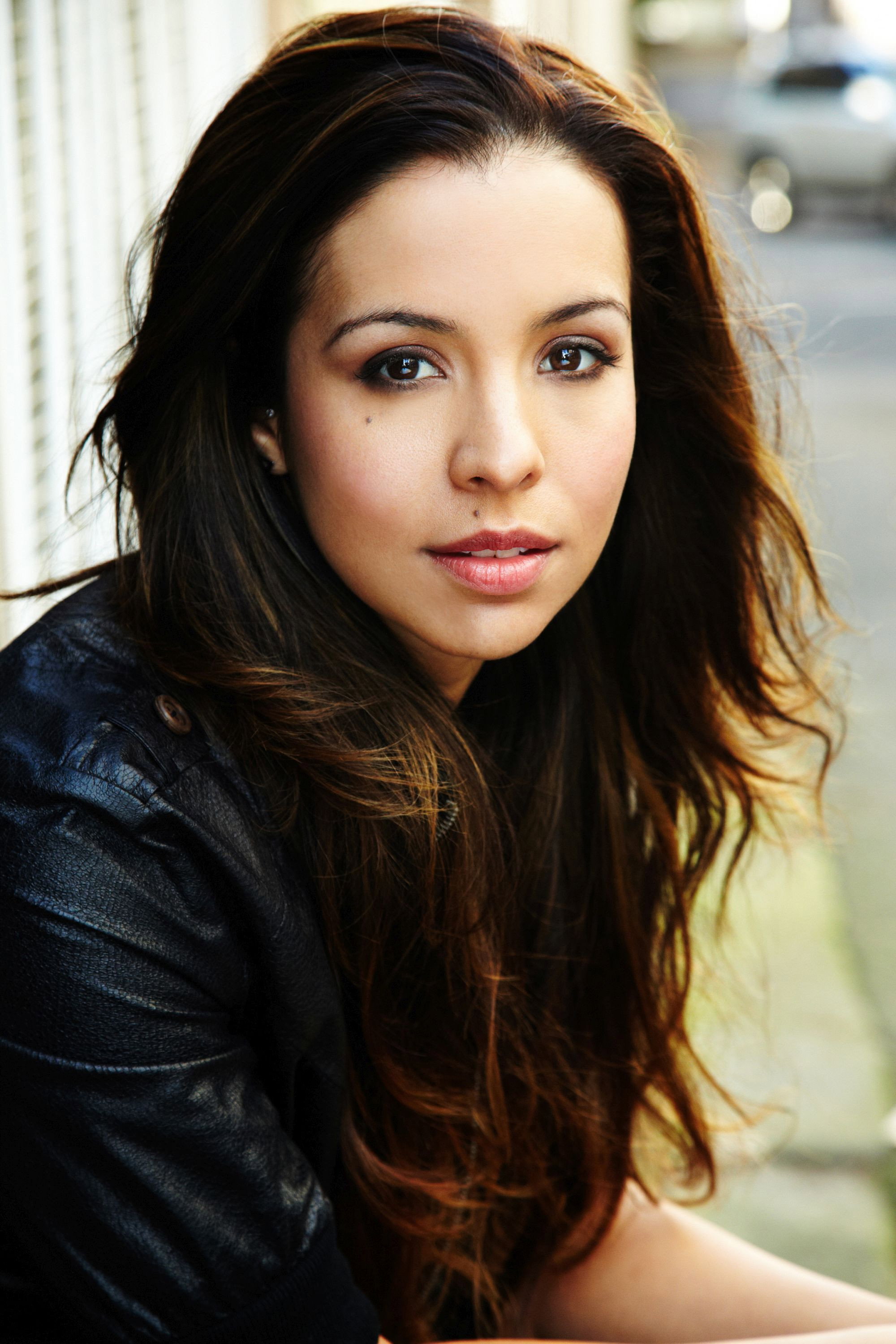 Kat Hoyos as Dee in Chasing Comets