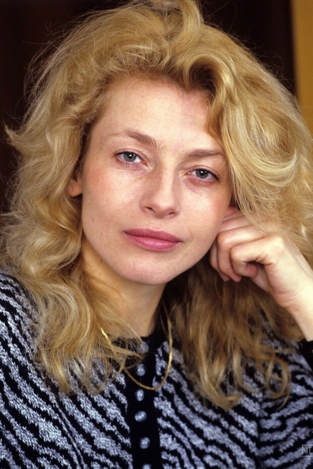 Joanna Sienkiewicz as Teacher Jola in The Linnet