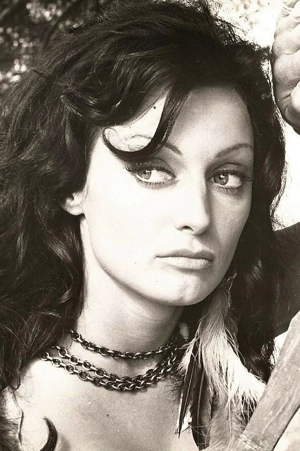 Eva Miller as Isabel in El padre Manolo
