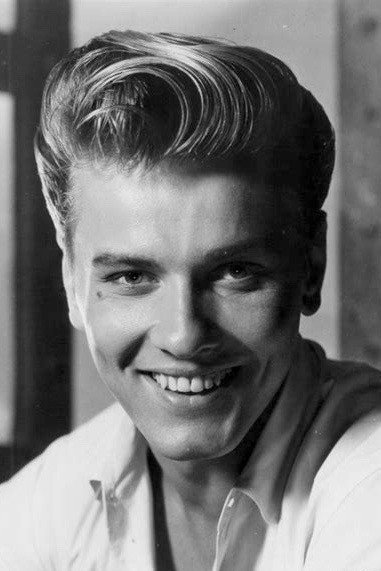 Richard Davalos as Aron Trask in East of Eden