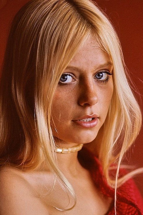 Anulka Dziubinska as Rachel Sessions in Morning Interim