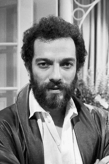 Carlos Augusto Strazzer as Wálter in Vitória Bonelli